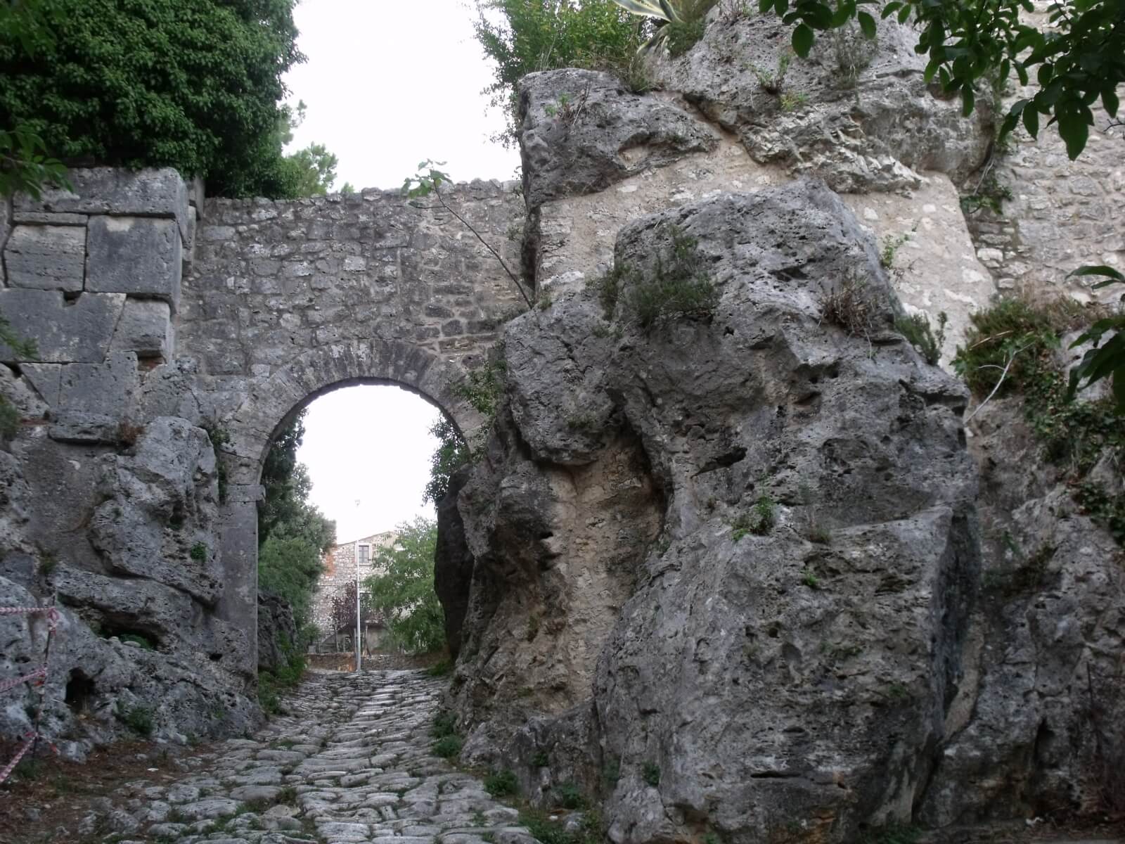 Porta Romana e Via Clodia Saturnia