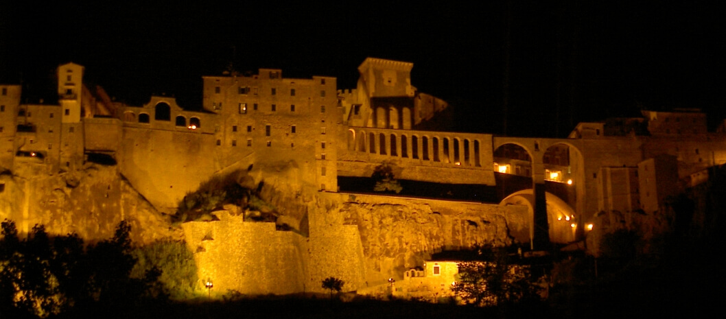 la bella Pitigliano di notte