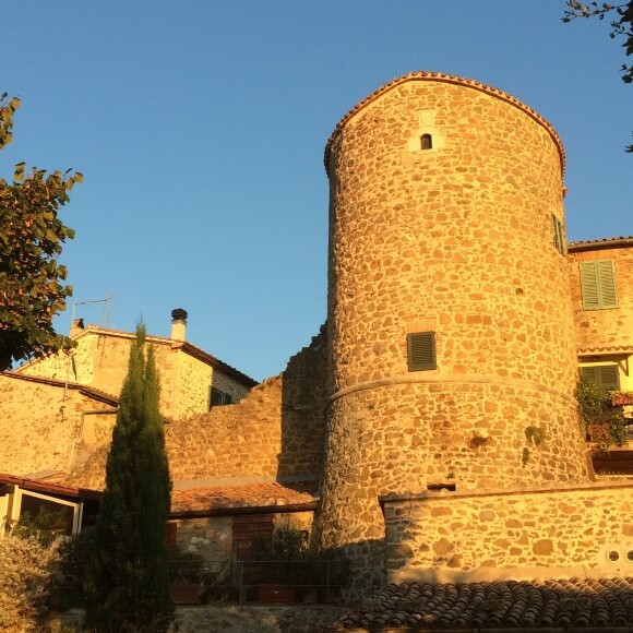 Torre sulle mura di Montemerano