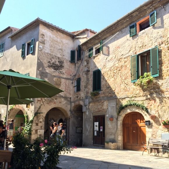 piazzetta nel corso di Montemerano